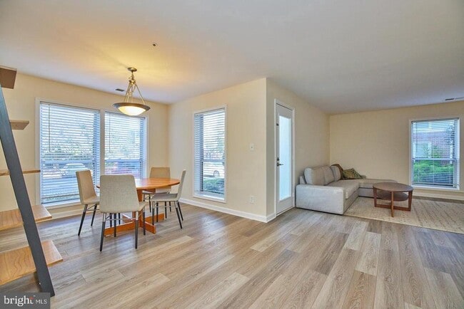 Building Photo - 3178 Summit Square Dr Unit 3-A2 Rental