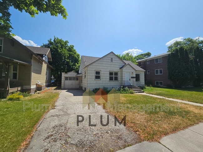 Photo - 407 S 5th St E