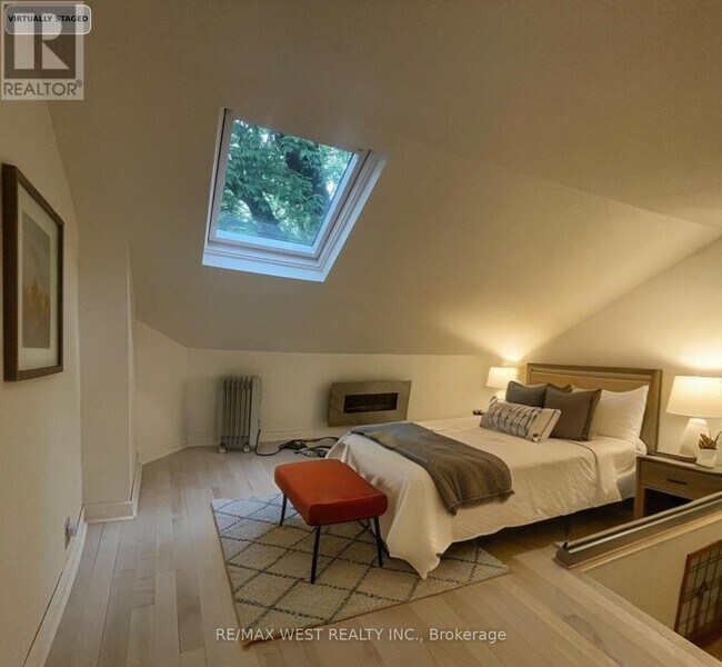 Photo - 1813 Gerrard St E