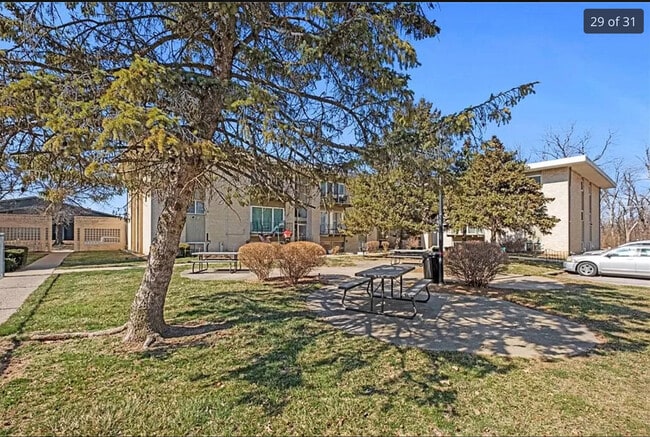 Building Photo - 2807 Pembroke Ln Unit A22