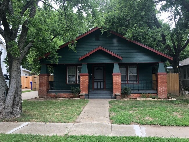 Building Photo - Cute 2 bed, 1 1/2 bathroom house in betwee...