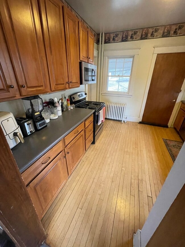 Photo - AVAILABLE JUNE 1st! - 4 Bed, 1 Bath