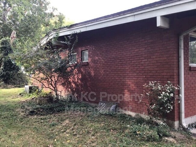 5323 NW Edgewood Cir