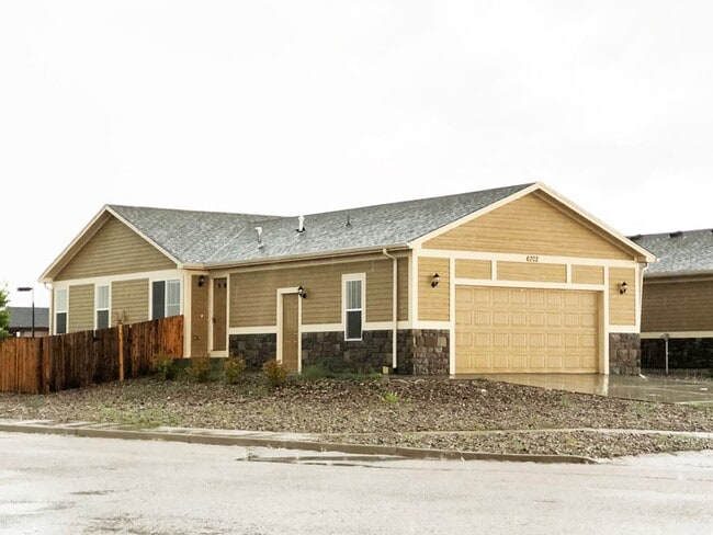 Building Photo - Town Home 3 Bed 2 Bath 2 Car Garage Fenced...