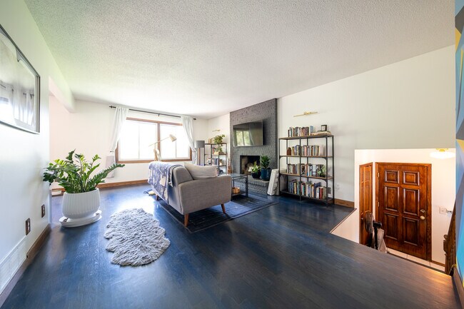Photo - 1581 Woodside Ct NE