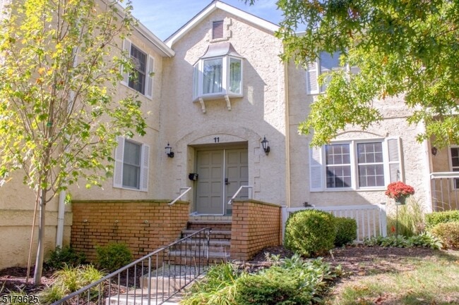 Building Photo - 11 Heritage Dr