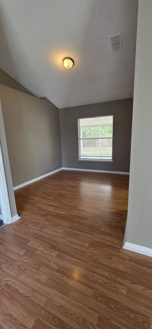 Photo - Spacious 3BR Home with Florida Room & Fenced Backyard
