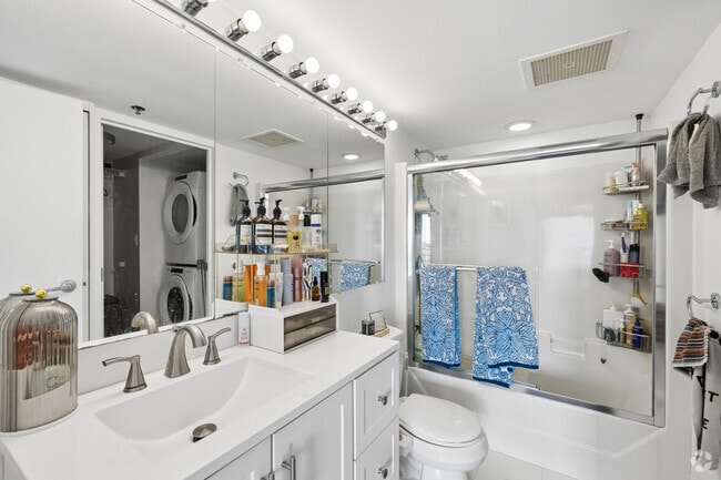 2BR, 2BA - 1,285SF - Secondary Bathroom