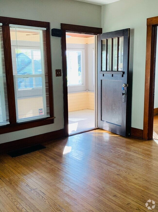 Building Photo - 854 W Avon St Rental