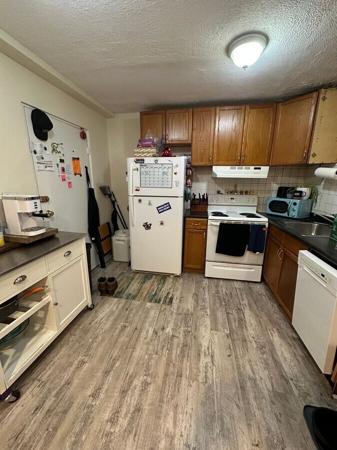 Photo - 2BR 1Bth unit. Heat/Hot Water included. Great location!
