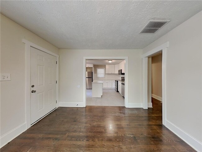 Photo - 2875 3rd Ave SW