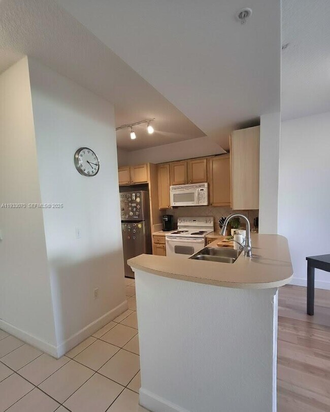 Photo - 6001 SW 70th St Unidad 542