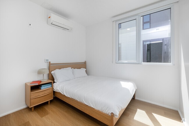 4BD, 3BA - 1,070SF - Second Bedroom - Comma Barrington Co-Living