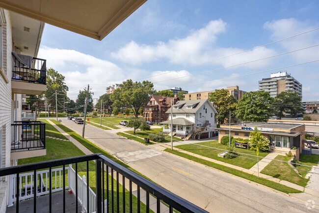 2BR, 1BA - 715SF Balcony