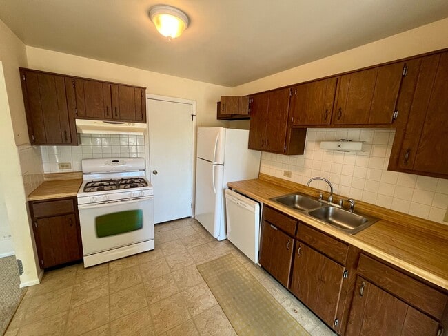Photo - 1054 Deerpath Ct