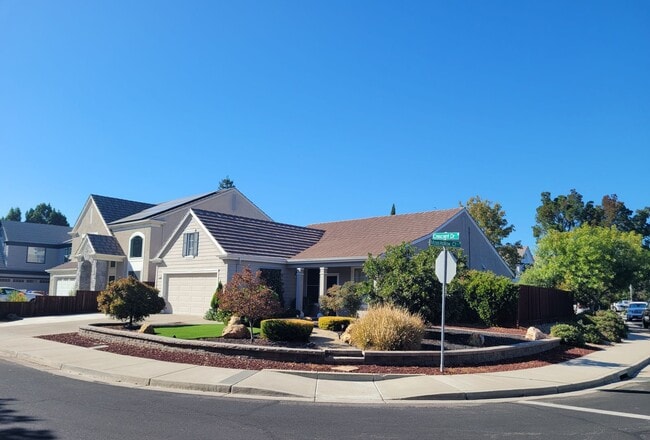 1095 Crescent Dr