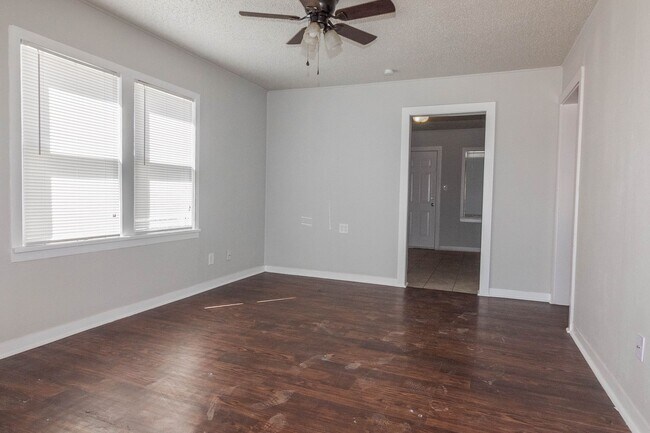 Photo - Pre-Leasing - 2 bed 1 bath