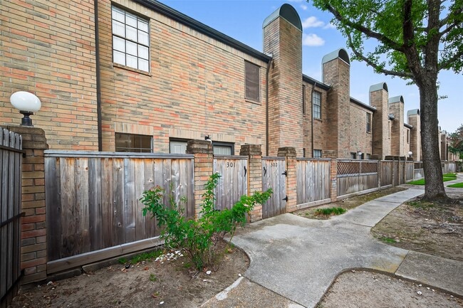 Building Photo - 9850 Pagewood Ln Unit 301 Rental