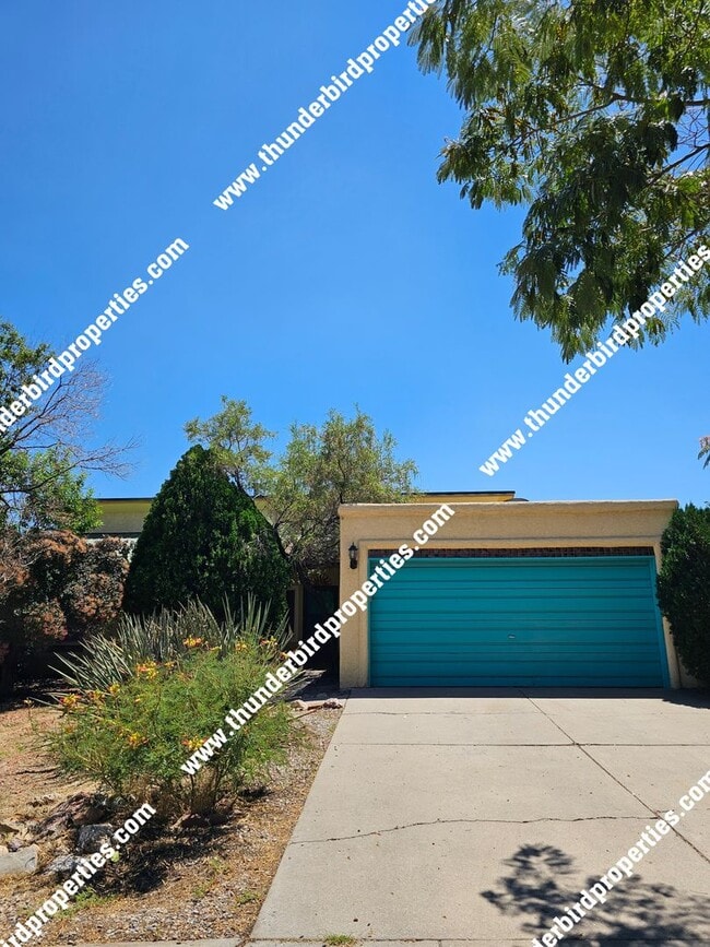 Building Photo - 3 bedroom, 2 baths with great backyard oa... Rental
