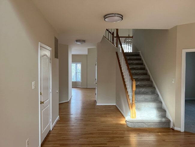 Photo - Spacious and Gracious, Close to EVERYTHING!