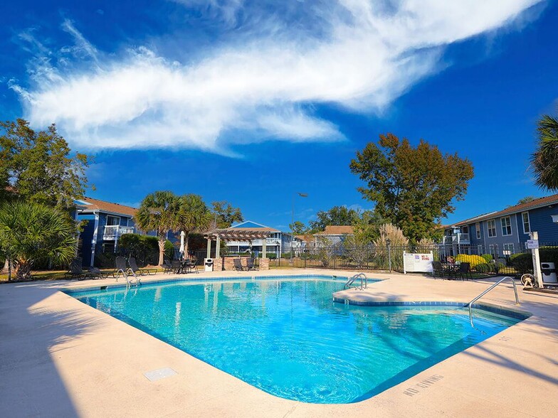 Resort-Style Swimming Pool & Sundeck