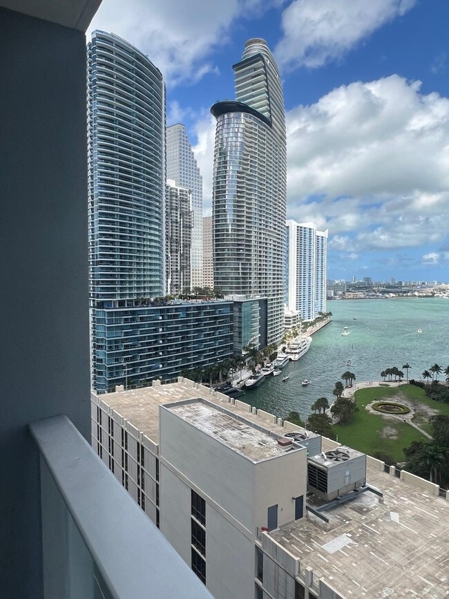 Building Photo - 77 SE 5th St Unit 2015