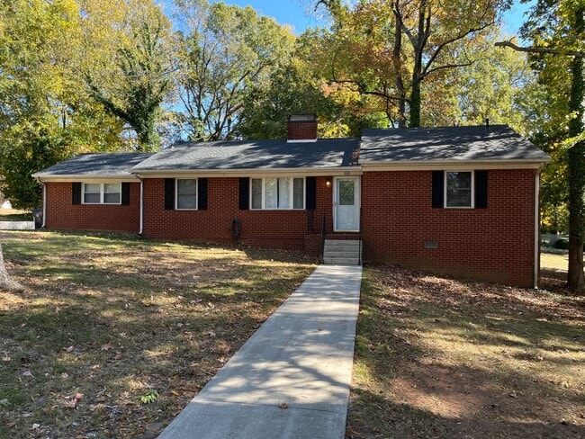 Building Photo - Charming 3-bedroom 1.5-bathroom brick home