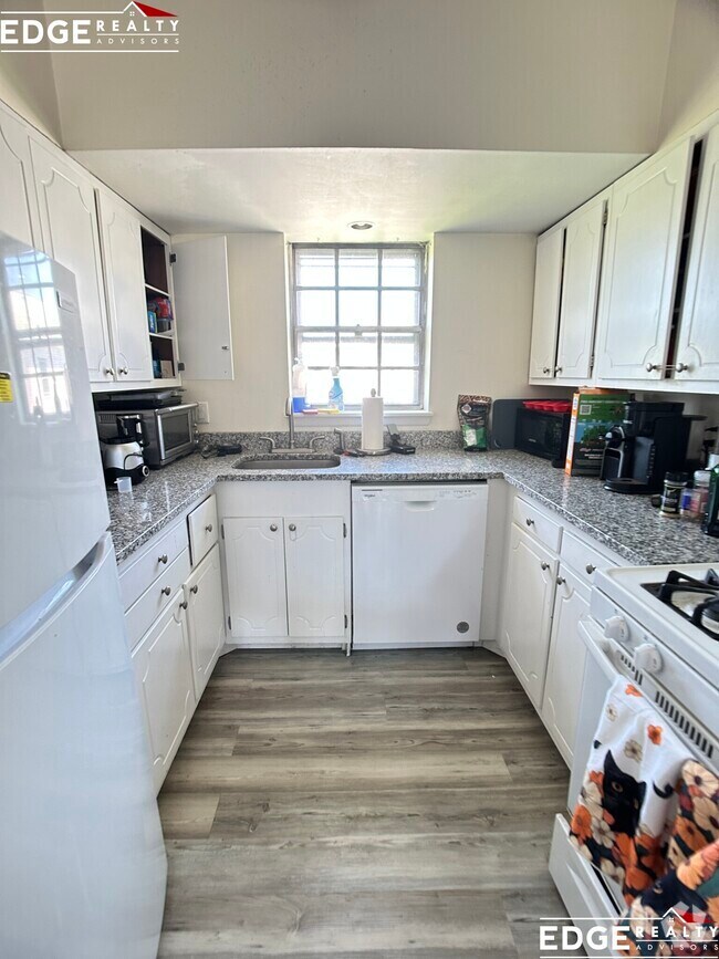 Building Photo - 166 Lake Shore Rd Unit 1 Rental