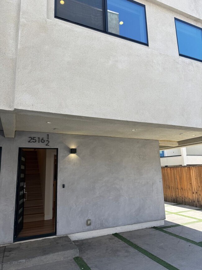 2514 S Palm Grove Ave Unidad 2516 1/2 S Palm Grove Ave