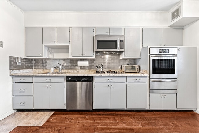 Photo - 1318 E 58th St Unit 1