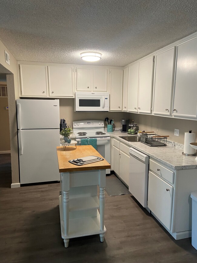 Building Photo - Hacienda Gardens Rental