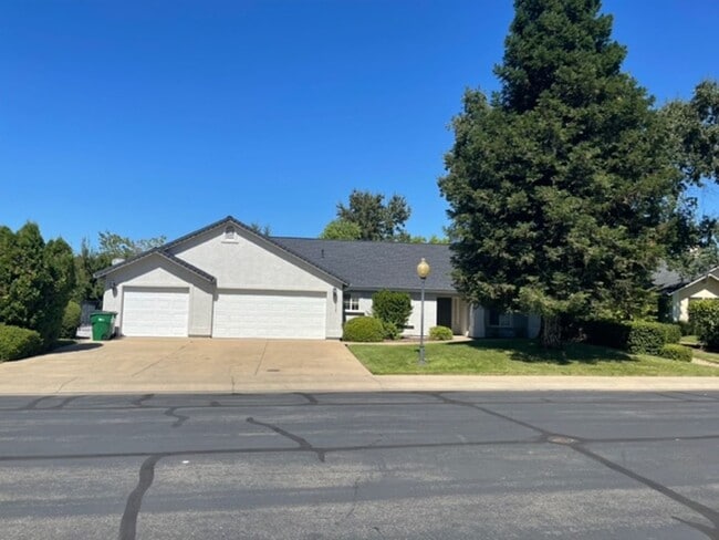 Home on Palo Cedro Golf Course! - Home on Palo Cedro Golf Course!