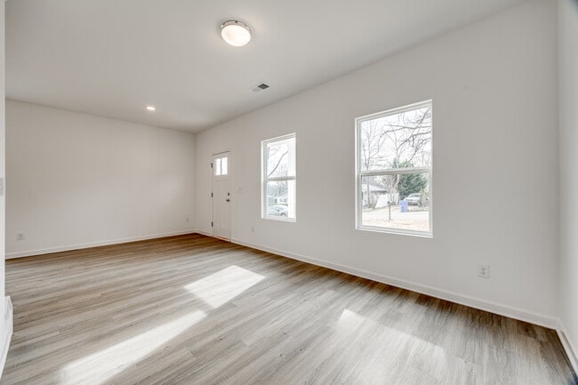 Photo - 602 W Lewis Rd
