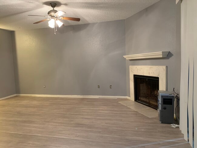 Photo - 11201 Lynbrook Dr Unidad True