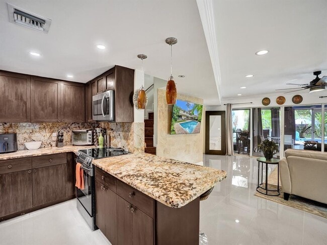 Photo - 814 SE 13th St Unit 4