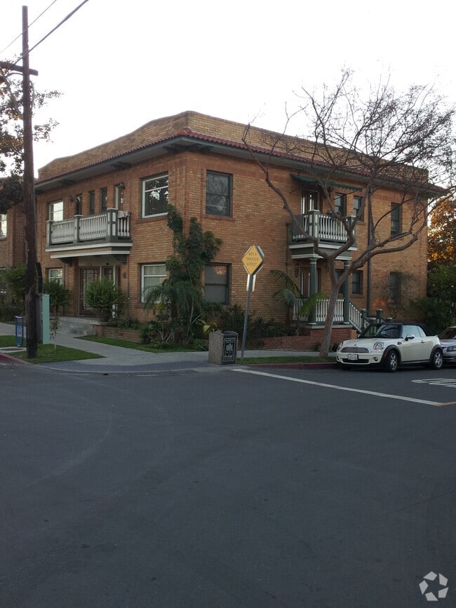 Building Photo - 640 W 8th St Rental
