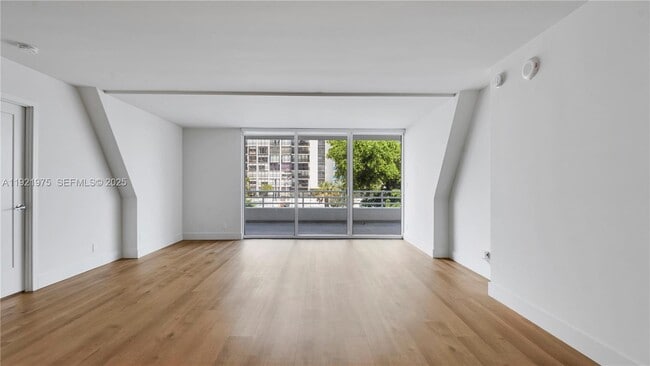 Photo - 555 NE 34th St Unidad 204