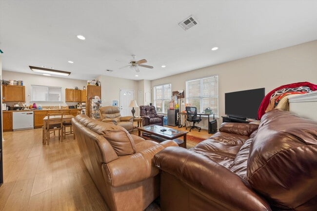 Photo - 1425 E James St Unidad B