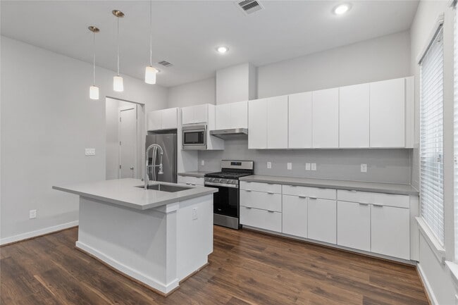 Photo - 608 Thornton Rd