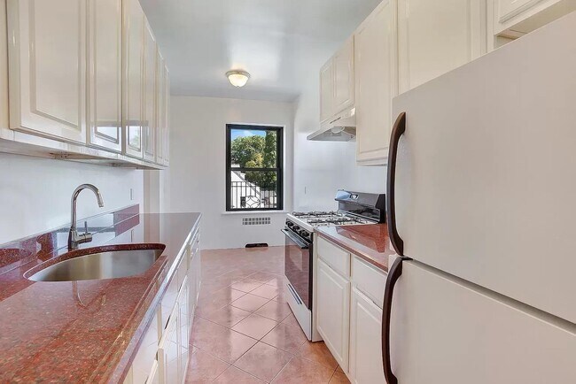 Photo - 76-66 Austin St