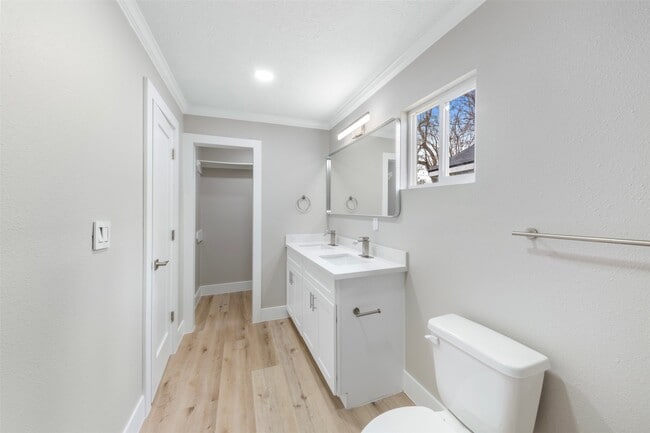 Photo - 219 E James St