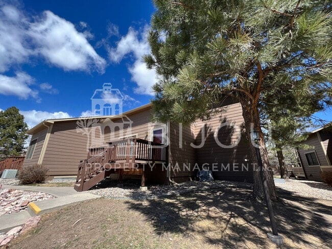 Building Photo - Spacious Rockrimmon Townhome
