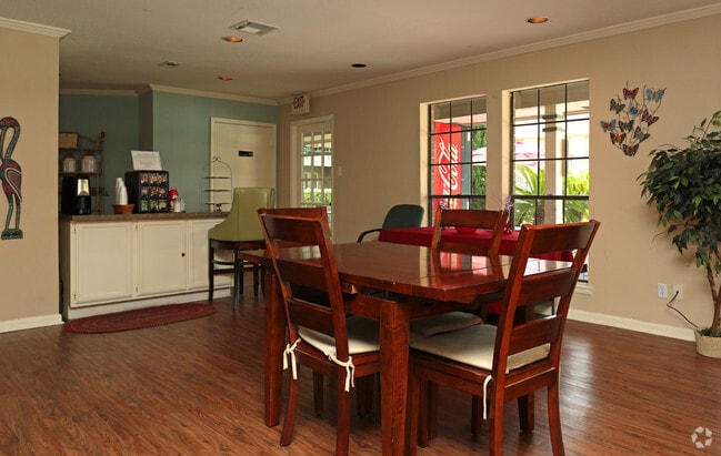 Club Room - Lakeview