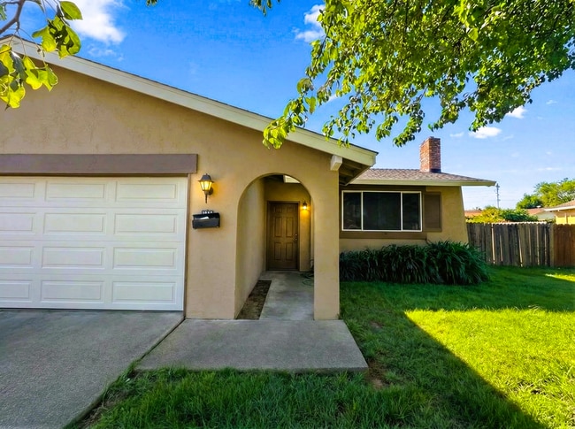 Photo - Spacious 3-Bedroom Home with Large Backyard in Fairfield