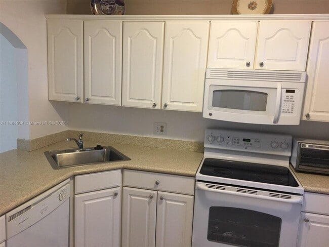 Building Photo - 2571 Aragon Blvd Unit 313 Rental