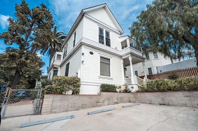 2124 Broadway
