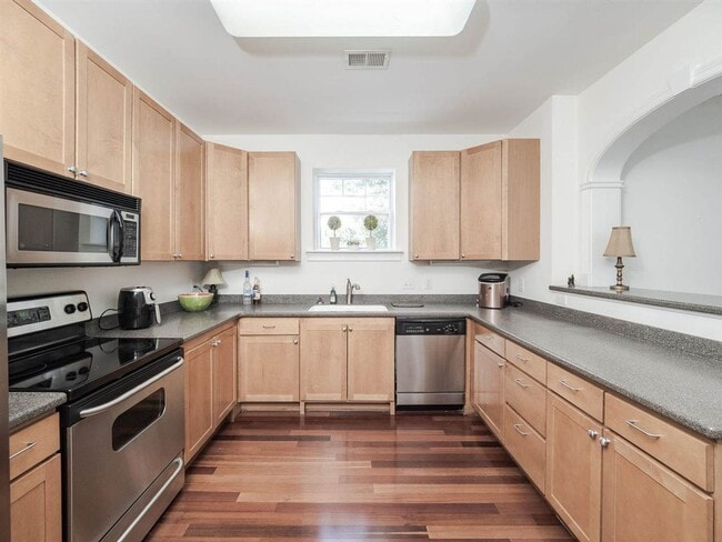 Building Photo - 2BR/2BA Bright and spacious top floor condo at Grove Barton Place! Unit 306