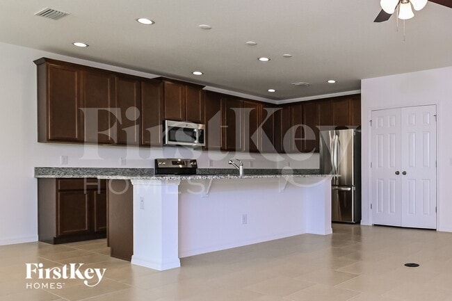 900 Avenal Ln