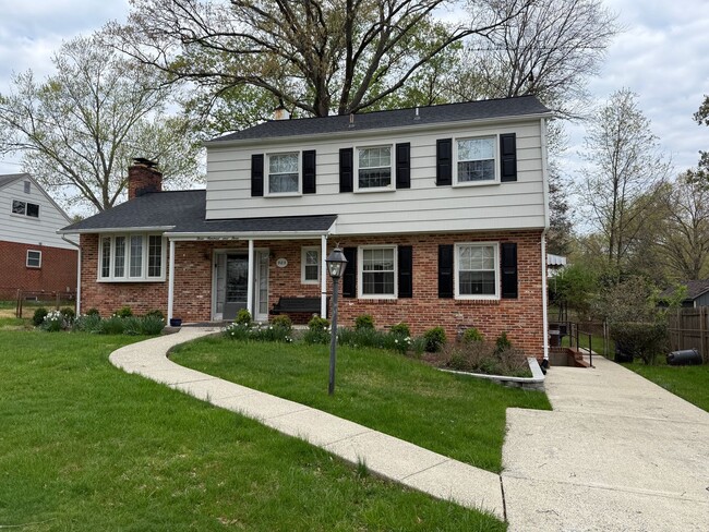 Building Photo - Very well maintained 4BR 2.5BA 5 level spl... Rental