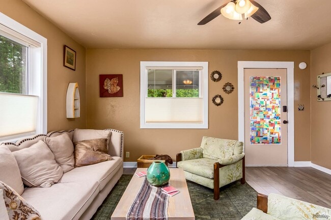 sala de estar (amueblada) - 1124 Almaden St Unidad Apt.1